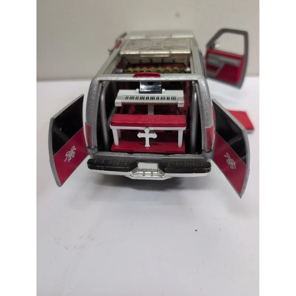 Funline 2004 Muscle Machines 1994 Suburban Traveling Wedding Chapel 1:64